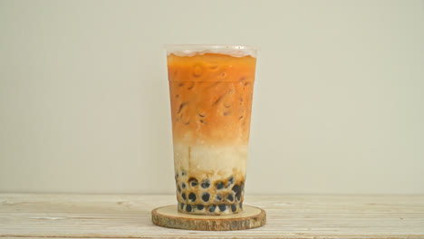 一杯加了红糖的珍珠奶茶