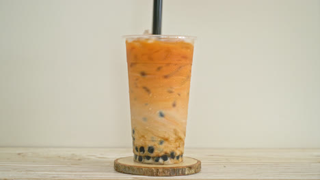 用吸管搅拌一杯就行了红糖的珍珠奶茶