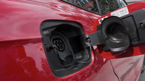 为新能源电动汽车插上电源线充电