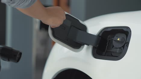 男子为他的电动车插上充电线充电