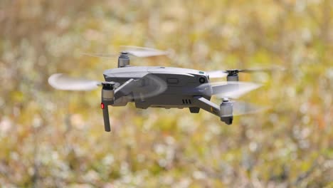 草地上空平稳悬浮着的无人机