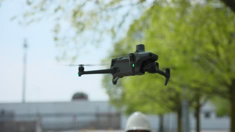 在户外缓慢飞行的无人机