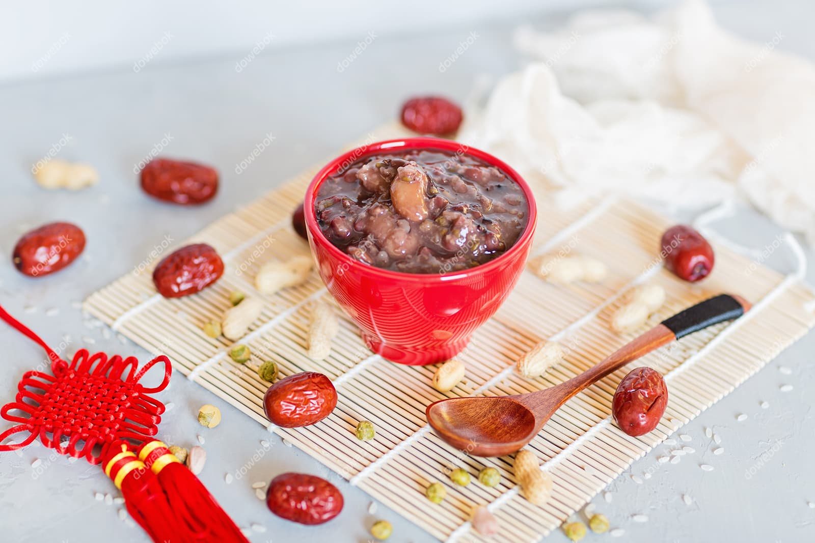 桌上一碗美味可口的八宝粥图片素材(JPG)