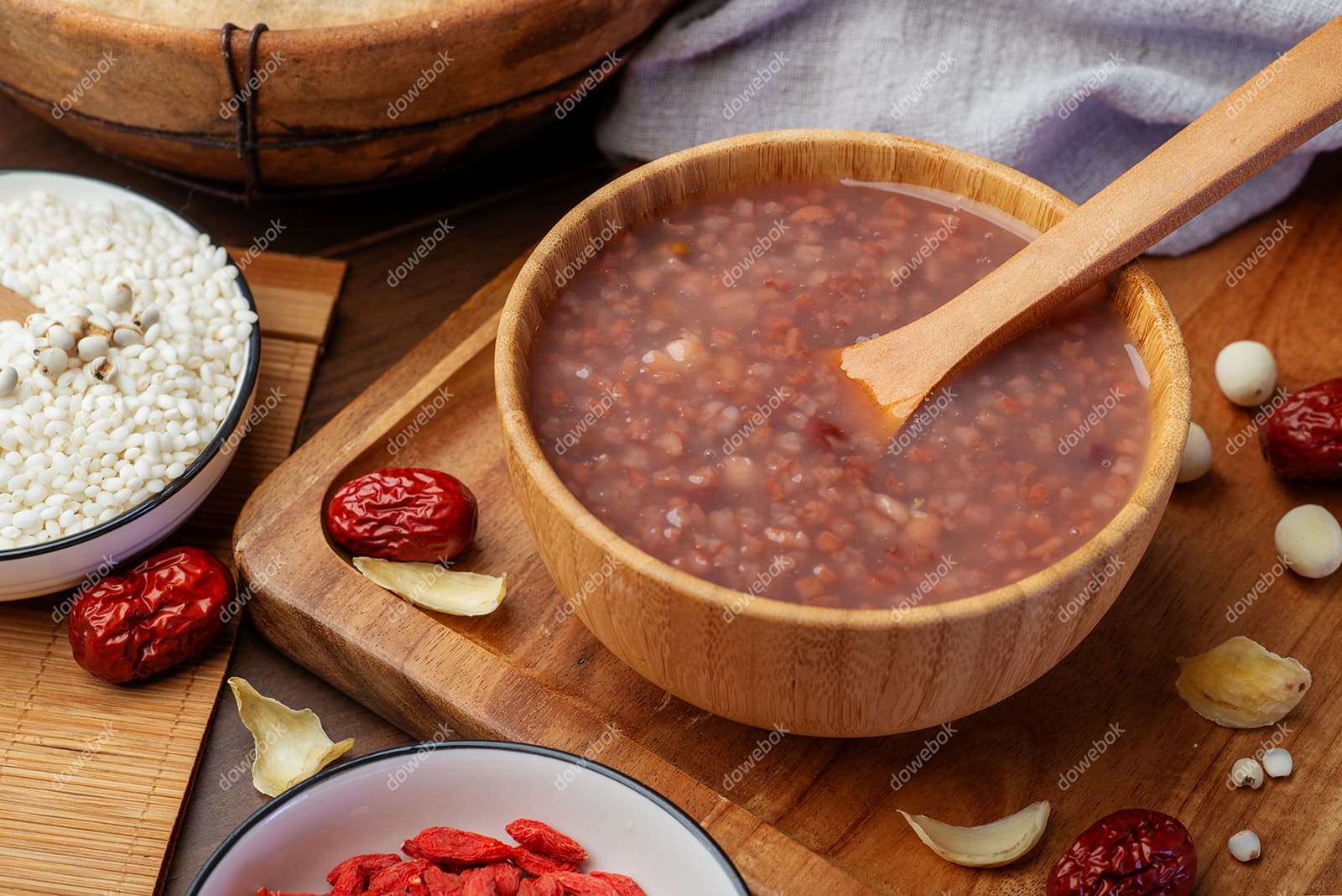 木质托盘上的美味八宝粥图片素材(JPG)