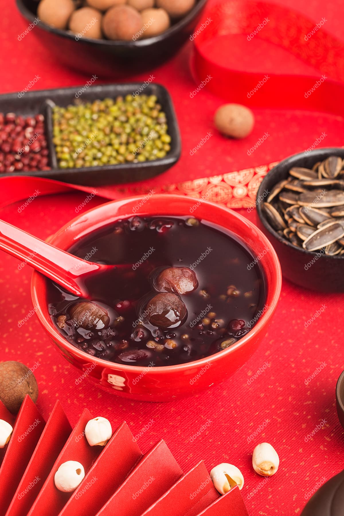 红色桌面上的美味八宝粥图片素材(JPG)