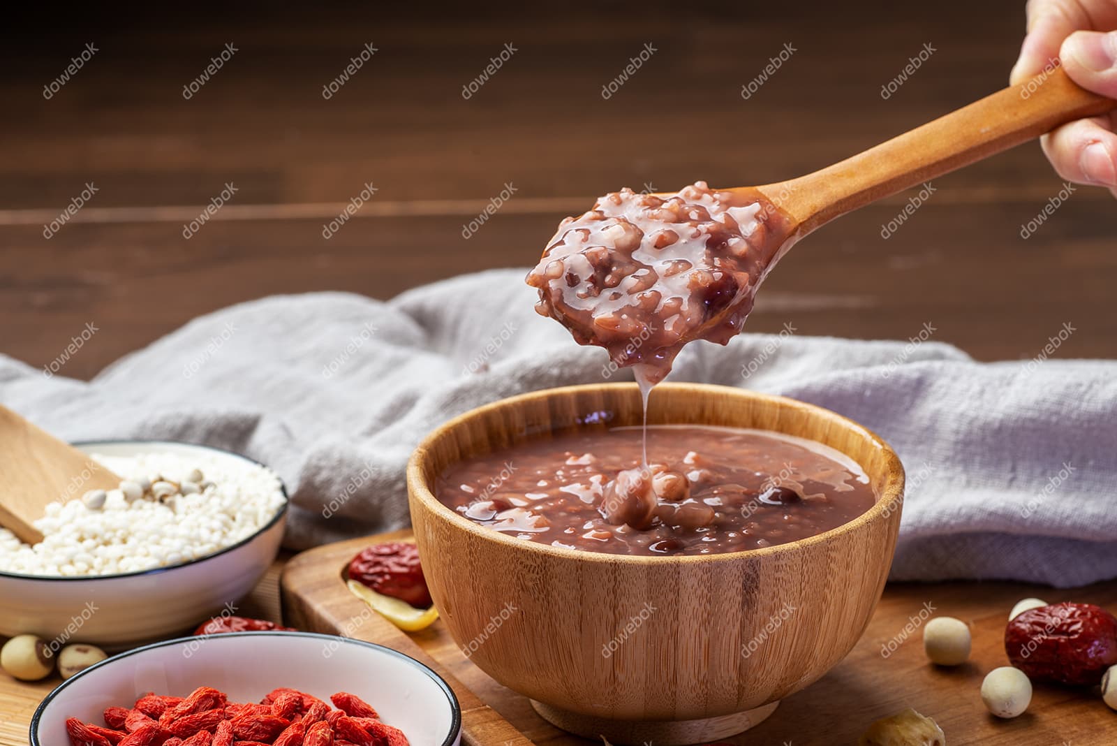 用勺子舀起一勺美味的八宝粥图片素材(JPG)