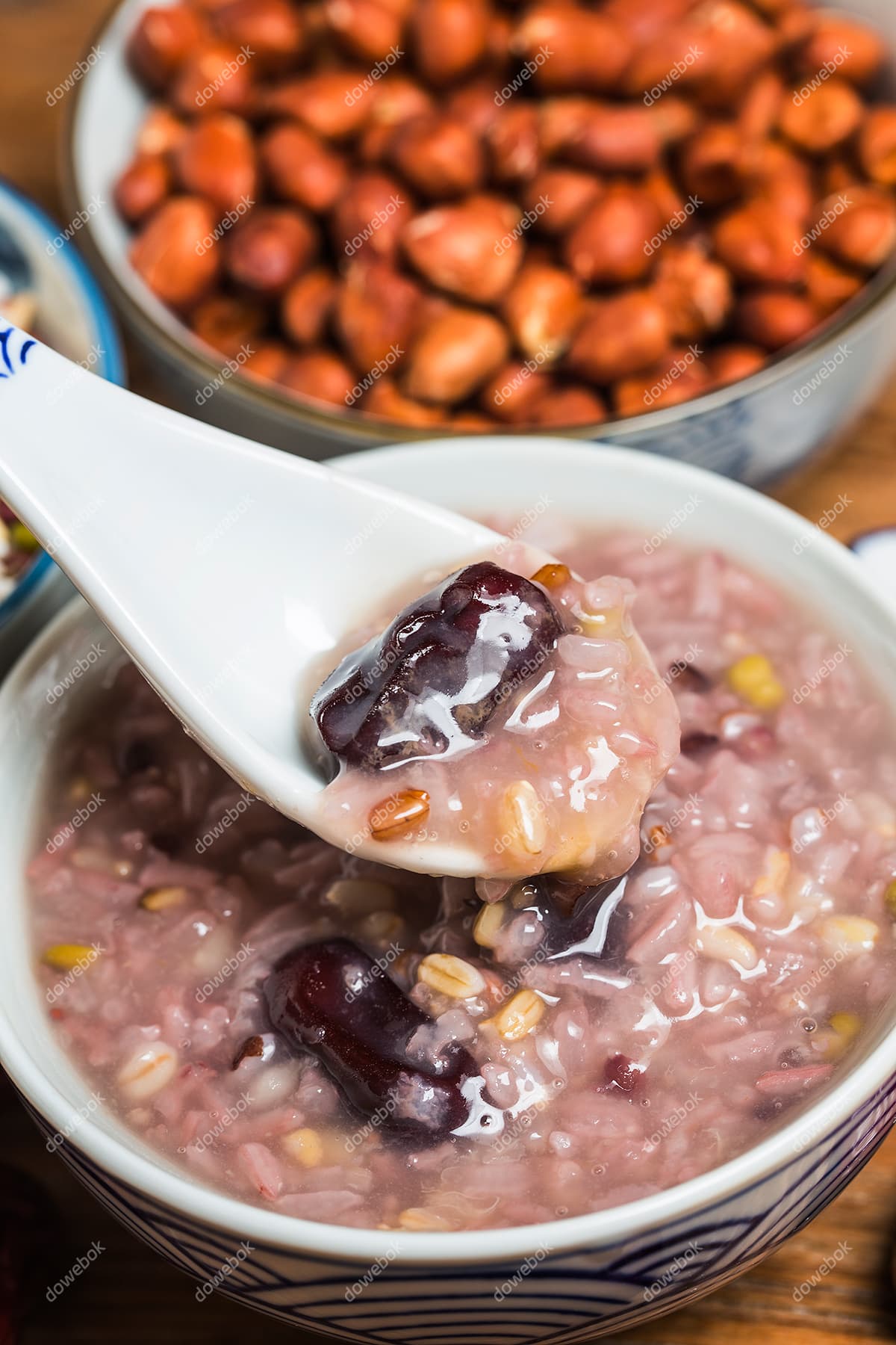 用勺子舀起一勺美味的八宝粥图片素材(JPG)