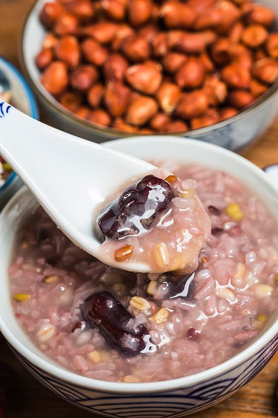 用勺子舀起一勺美味的八宝粥图片素材(JPG)