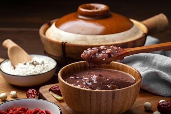 用勺子舀起一勺美味的八宝粥图片素材(JPG)