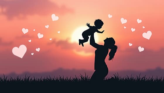 妈妈带着孩子在夕阳下玩耍图片素材